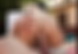 Una chica flaca sujetando la gran polla de un caballo