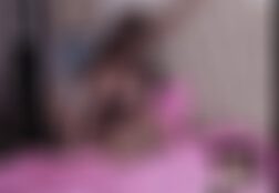 Mujer desnuda tomando semen de un caballo de carreras