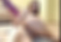 Rubia le gusta la leche caliente en la boca