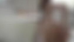 Una mujer con el coño lleno de semen